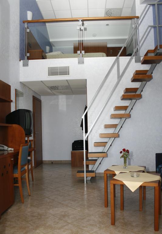 Hotel Zlatni Lav Martinšćica Dış mekan fotoğraf